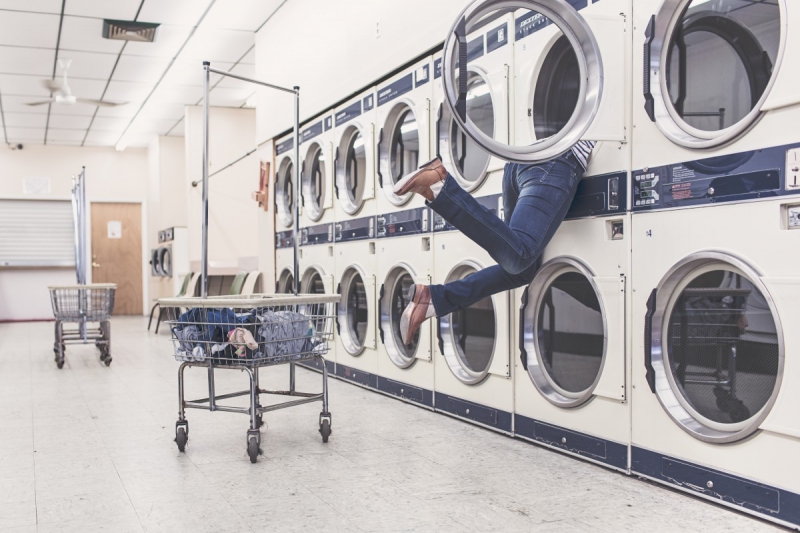 magasin-CALLAS-min_laundry_washing_machines_housewife_household_laundry_shop_woman_funny_accident-946996